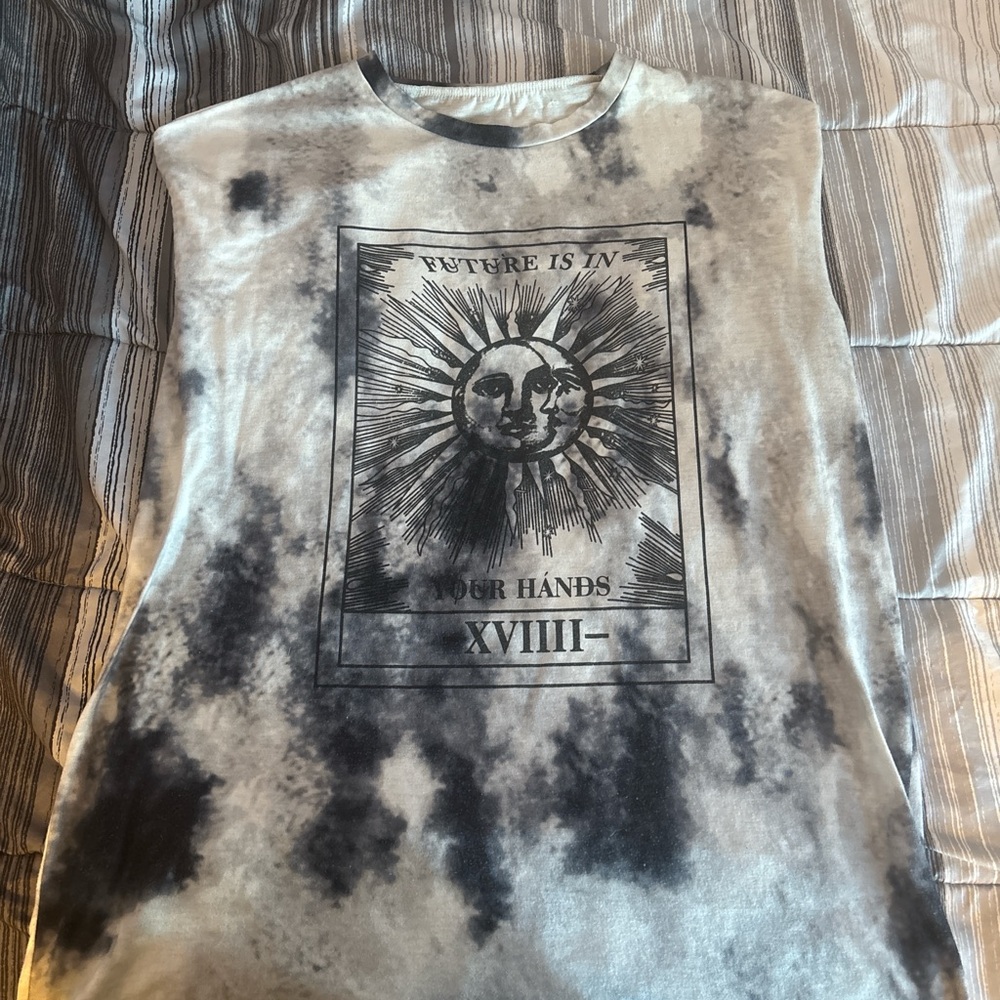 Black and white tie-dye style shirt, says: „Future Is In Your Hands“